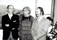 Antonín Vojtek (vpravo) během vernisáže výstavy s přáteli, uprostřed Vlasta Fialová