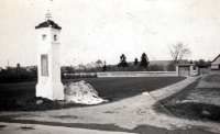 Wayside shrine in Příkazy, 1940s, behind them the fields of the Kašlík family
