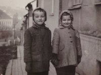 Pavla Dostálová s bratrem dva měsíce před propuštěním otce, listopad 1954