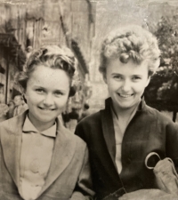 Věra Pospíšilová s mladší sestrou, 50. léta