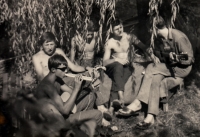 Jiří Kašlík (vpravo s kytarou) na zahradě u Kašlíků s kamarády, Příkazy, cca 1965