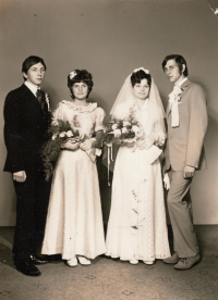 Svatba Jiřího a Marcely Kašlíkových, novomanželé vlevo, 1974 