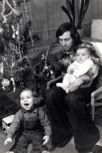 Jiří Kašlík se syny Jiřím a Danielem (v náručí), Vánoce 1978, Náměšť na Hané