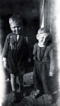 Jiří Kašlík (vpravo) s bratrem Stanislavem, 50. léta, Příkazy