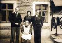 Zleva otec Josef, bratr Stanislav, sestra Blažena, maminka Žofie, Příkazy č. p. 48, 1942