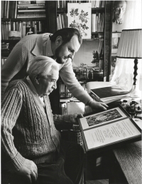 Alois Volkman s Jaroslavem Seifertem nad Nobelovou cenou, 1984