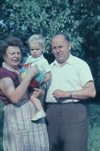 Rodiče Aloise Volkmana s jeho synem Lukášem