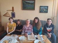 Student team with witness Olga Dvořáková during the recording of the interview (her granddaughter Veronika is sitting on the right), May 2023