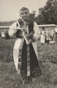 František Rybnikář v kroji během 1. sv. přijímání 