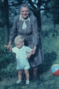 Babička (Anežka Volkmanová st.) se synem (Lukáš Volkman), 60. léta