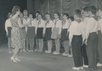 Lenka Nováková (4. zleva) na školní akademii v 5. třídě, 1964