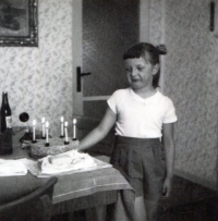 Lenka Nováková při oslavě svých šestých narozenin, 1959