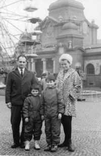 Selma Menezes with her family, 1960s