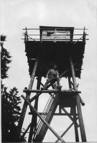 Jiří Kašlík na tzv. špačkárně, strážní věži, vojna, Tři Sekery u Mariánských Lázní, 1968-1969
