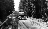 Jiří Kašlík s gazem u protitankových zátarasů, vojna, Tři Sekery u Mariánských Lázní, cca 1968