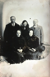 Vlevo otec pamětnice Josef Roušar, vpravo strýc František, dole zprava babička a teta pamětnice, 1933