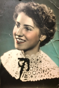 Ludmila Dvořáková, maturitní fotografie, 1958