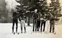 Dálkový pochod přes hřebeny hor Československa za lyžařský oddíl Univerzity Karlovy, 535km (pamětník první zleva), Slovensko, únor 1977