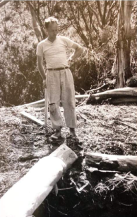 Antonín Šponar staví v roce 1956 ve Sněžných horách most přes Thredbo River