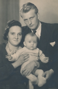 Pamětnice s rodiči Marií a Janem, 1947