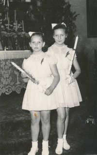 Sestry Štojdlovy na biřmování (vpravo Marie, vlevo Jana), 1955