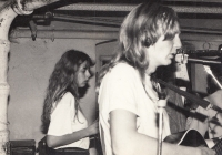 Eva Jungová a Kamil Pešťák, sklepní zkušebna kapely, 80. léta