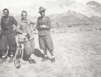 Dědeček Ladislav Strejc (uprostřed) v italských Alpách, 1936