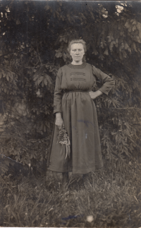 Anna, maminka pamětníka, asi rok 1928