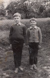 Syn vlevo s kamarádem, 1969