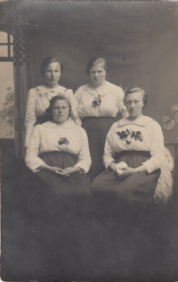 Maminka Anna sedící vpravo, asi 1928