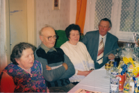 Zleva manželka Marie, Antonín Novosád, manželčina sestra Anežka a její manžel, rodinná oslava asi rok 2000