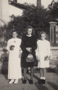 Sestra Marie uprostřed, fotografie z roku 1959, zemřela v roce 2010