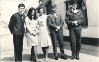 Jiří Růžička (druhý vpravo) se sourozenci, 1965
