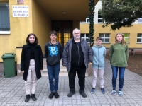 Ivan Krutina s žáky během nahrávání pro projekt Příběhy našich sousedů, 2022