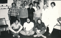 Jiří Růžička (sedící vpravo) s kolegy, Psychiatrie Sadská 1973