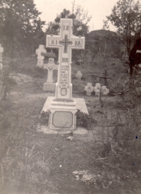 Hrob zesnulého Aloise Kovaříka. I když na náhrobku stojí rok úmrtí 1955, pamětnice tvrdí, že její bratr zemřel v roce 1953 a kamenný kříž nechal otec zhotovit až tři roky po smrti syna