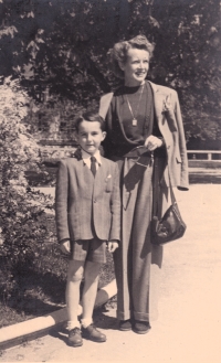Giorgio Savo na procházce s matkou, Merano, 1949