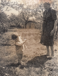 Františka Jirousová s babičkou Marií Striczkovou