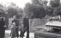 Pohřeb dědečka Otto Striczka, 1986