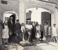 Rodina Anny Lukešové v Purkarci rok 1964