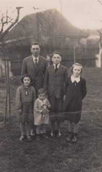 Sourozenci - zadní řada zleva František, Václav, Božena, první řada zleva Marie a Anna Lukešová, rok 1938