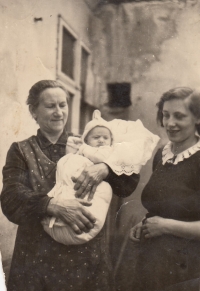 Waltraud Vildová jako dítě spolu s maminkou Rosou a babičkou Terezií (1942)
