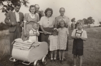 Zleva: strýc Josef Fuchs, manželka strýce Waltera Marta, dědeček Josef Fuchs, kmotra Anna, babička Terezia, syn Marty a Waltera Walter, cca 1950, Bergfest