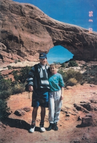 Novomanželé Zdeněk a Iveta Hovorkovi v parku Arches ve státě Utah, 30. března 1996