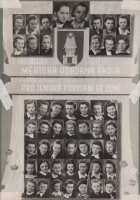 Fotografie s učitelkami a spolužačkami z Baťovy rodinné školy, pamětnici se bohužel nepodařilo identifikovat, kolem roku 1941