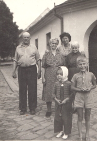 Tatínek, maminka a sestra pamětnice s "tetinkou" (vpravo), která pracovala na vyškovském zámku jako kuchařka, v popředí děti bratra pamětnice
