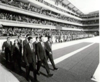 Australská výprava na zimní olympiádě 1956 v Cortině d'Ampezzo. František Příhoda jde vlevo vzadu