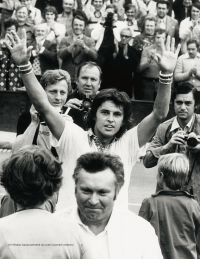 Jiří Hřebec na snímku po vítězném utkání s Tony Rochem v mezipásmovém semifinále Davis Cupu v Praze, září 1975