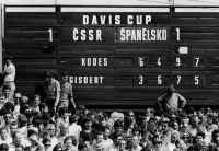 Stará Štvanice, rok 1971, zápas Davisova poháru se Španělskem. Jiří Hřebec byl tehdy náhradníkem