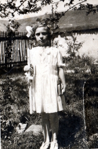 Ludmila Novotná, první svaté přijímání, Hostkovice, 1945/1946